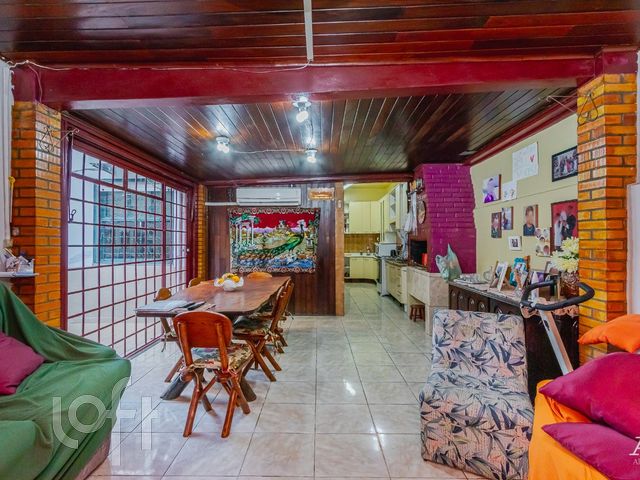 Casa com 242m², 6 dormitórios, 1 suíte, 2 vagas, Higienópolis em Porto Alegre