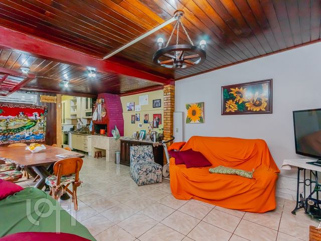 Casa com 242m², 6 dormitórios, 1 suíte, 2 vagas, Higienópolis em Porto Alegre