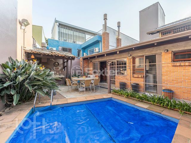 Casa com 300m², 4 dormitórios, 1 suíte, 5 vagas, Chácara das Pedras em Porto Alegre