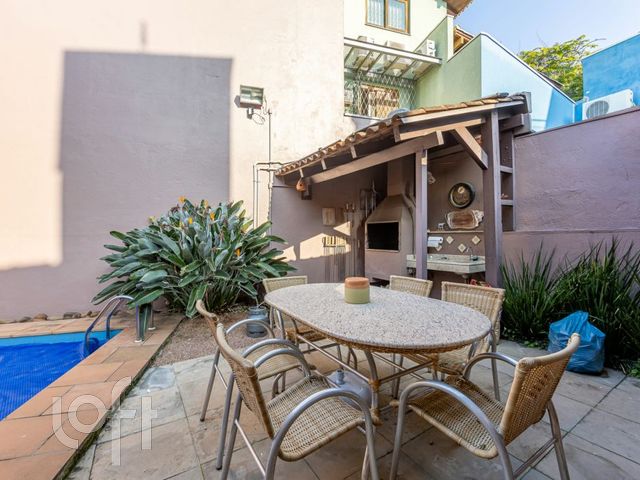 Casa com 300m², 4 dormitórios, 1 suíte, 5 vagas, Chácara das Pedras em Porto Alegre