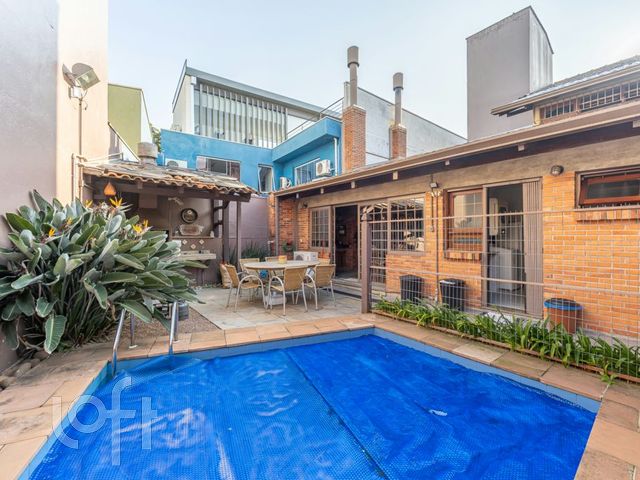 Casa com 300m², 4 dormitórios, 1 suíte, 5 vagas, Chácara das Pedras em Porto Alegre