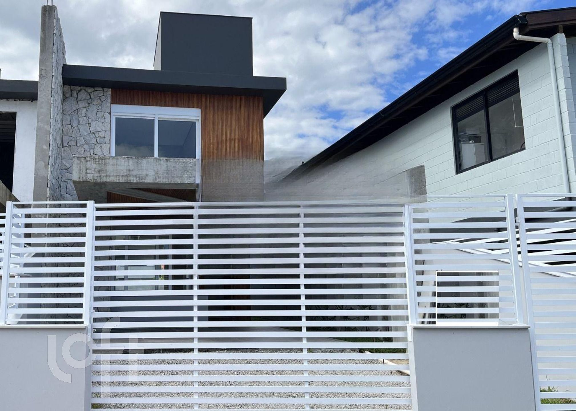 Casa Residencial com 205m², 3 quartos, 1 suíte, 4 garagens, no bairro Campeche Leste em Florianópolis