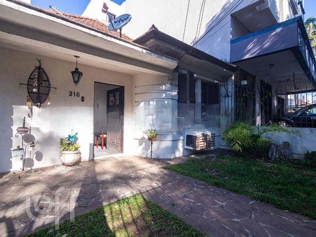 Casa com 250m², 3 dormitórios, 1 suíte, 4 vagas, Petrópolis em Porto Alegre