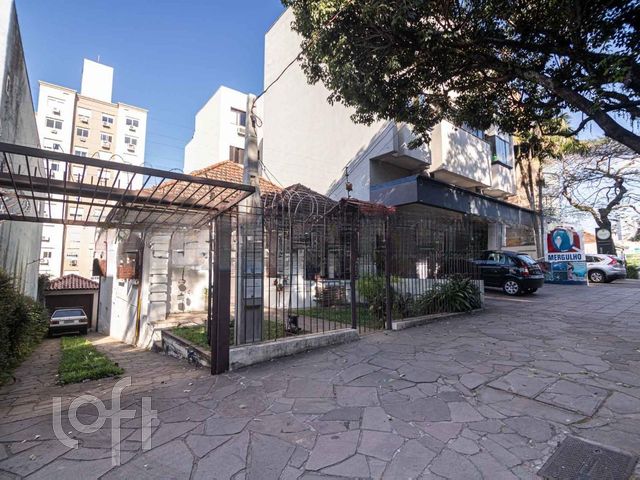 Casa com 250m², 3 dormitórios, 1 suíte, 4 vagas, Petrópolis em Porto Alegre