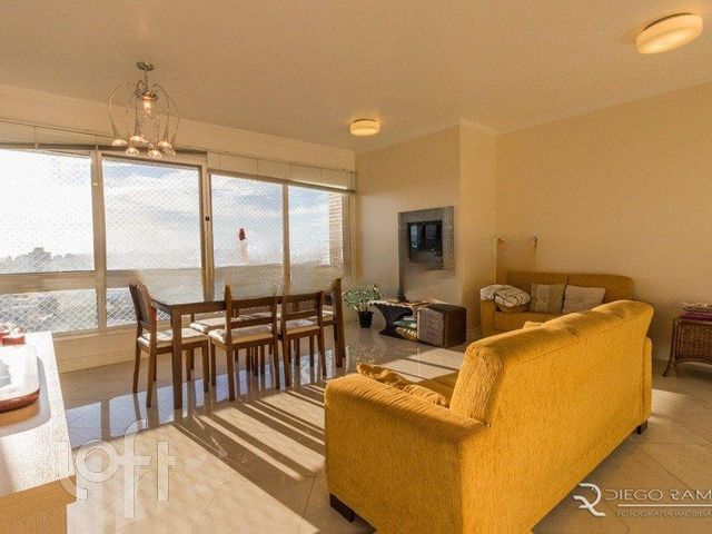 Apartamento com 106m², 3 dormitórios, 1 suíte, 3 vagas, Petrópolis em Porto Alegre