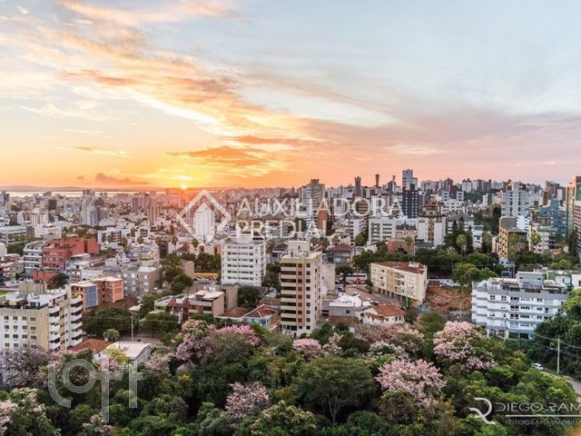 Apartamento com 106m², 3 dormitórios, 1 suíte, 3 vagas, Petrópolis em Porto Alegre