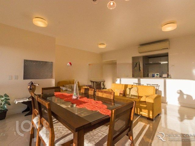 Apartamento com 106m², 3 dormitórios, 1 suíte, 3 vagas, Petrópolis em Porto Alegre