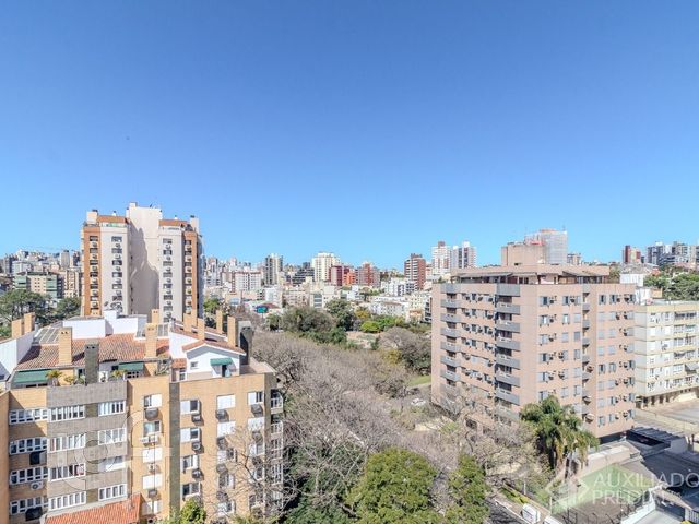 Apartamento com 180m², 3 dormitórios, 1 suíte, 2 vagas, Petrópolis em Porto Alegre