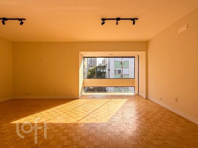 Apartamento com 120m², 3 dormitórios, 1 suíte, 2 vagas, Petrópolis em Porto Alegre