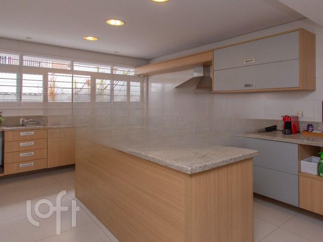 Casa com 291m², 4 dormitórios, 2 suítes, 2 vagas, Chácara das Pedras em Porto Alegre