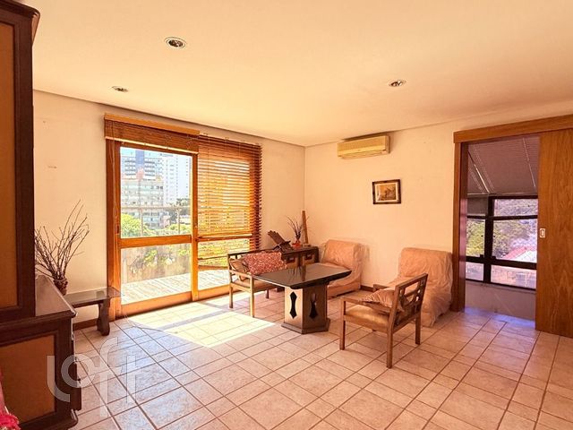 Apartamento com 246m², 3 dormitórios, 1 suíte, 2 vagas, Petrópolis em Porto Alegre