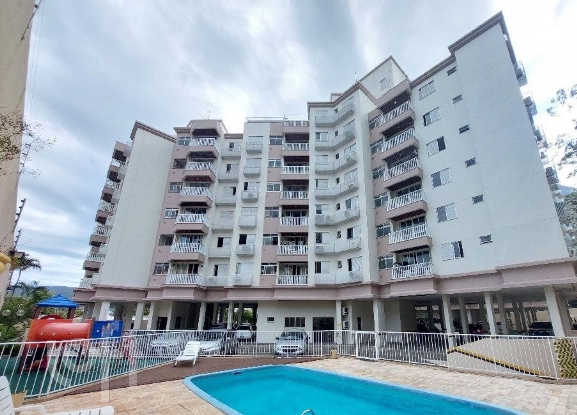 Apartamentos com 85m², 3 quartos, 1 suíte, 2 garagens, no bairro Itacorubi em Florianópolis