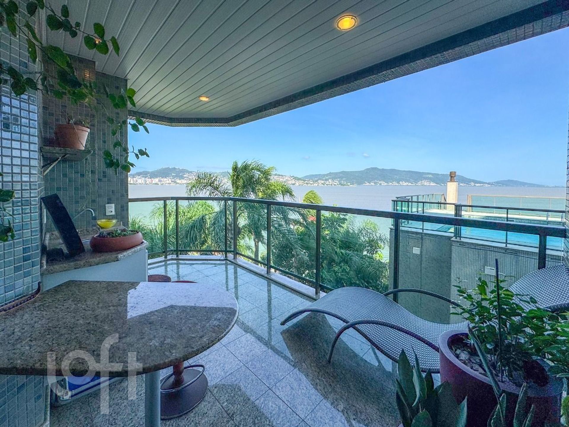 Apartamento à venda em Coqueiros com 130 m², 3 quartos, 2 suítes, 2 vagas