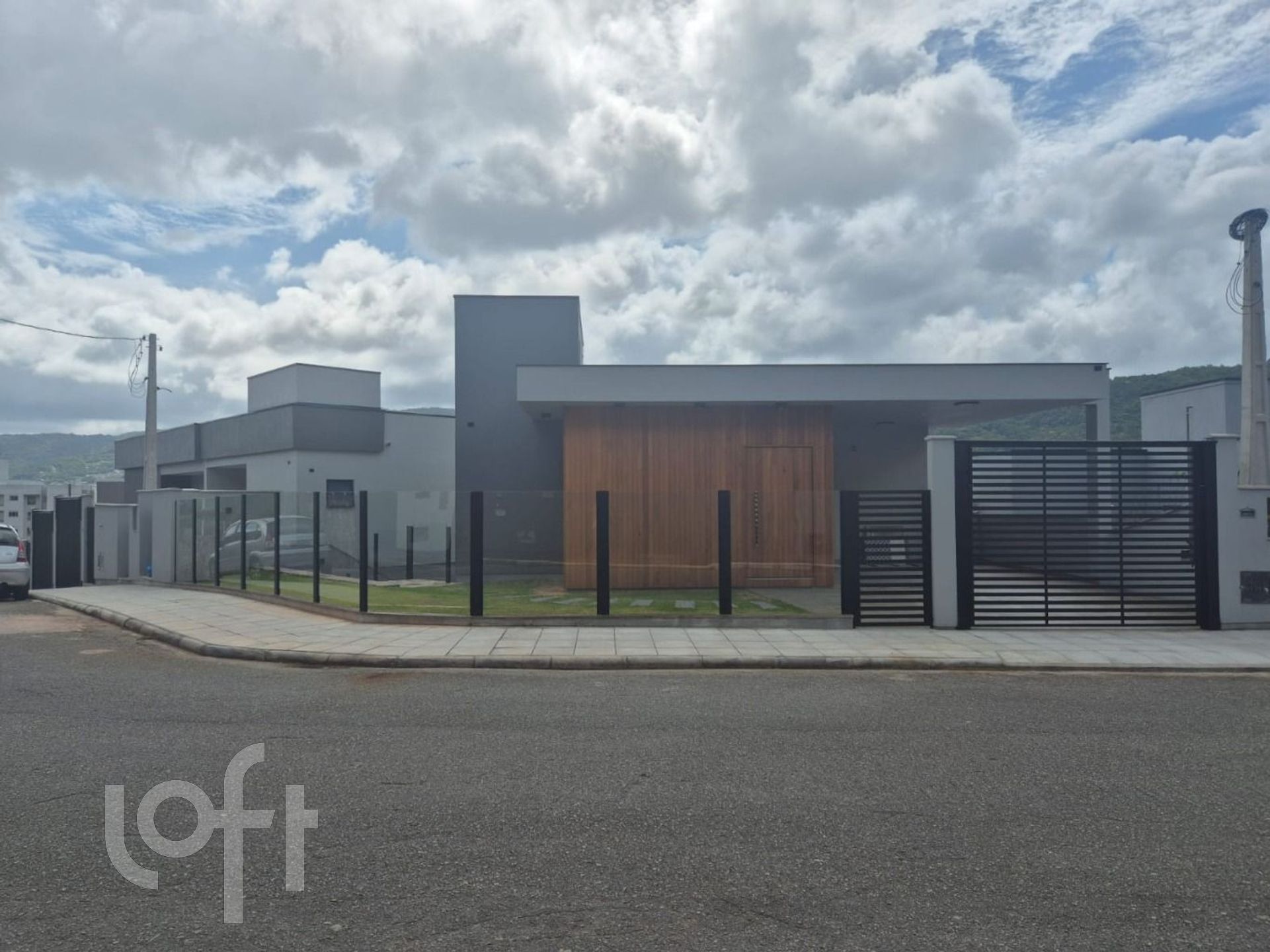 Casa Residencial com 280m², 3 quartos, 3 suítes, no bairro Córrego Grande em Florianópolis