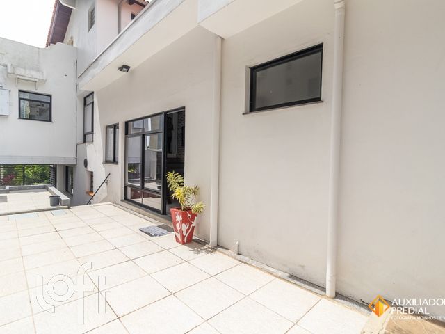 Casa com 299m², 3 dormitórios, 1 suíte, 2 vagas, Menino Deus em Porto Alegre