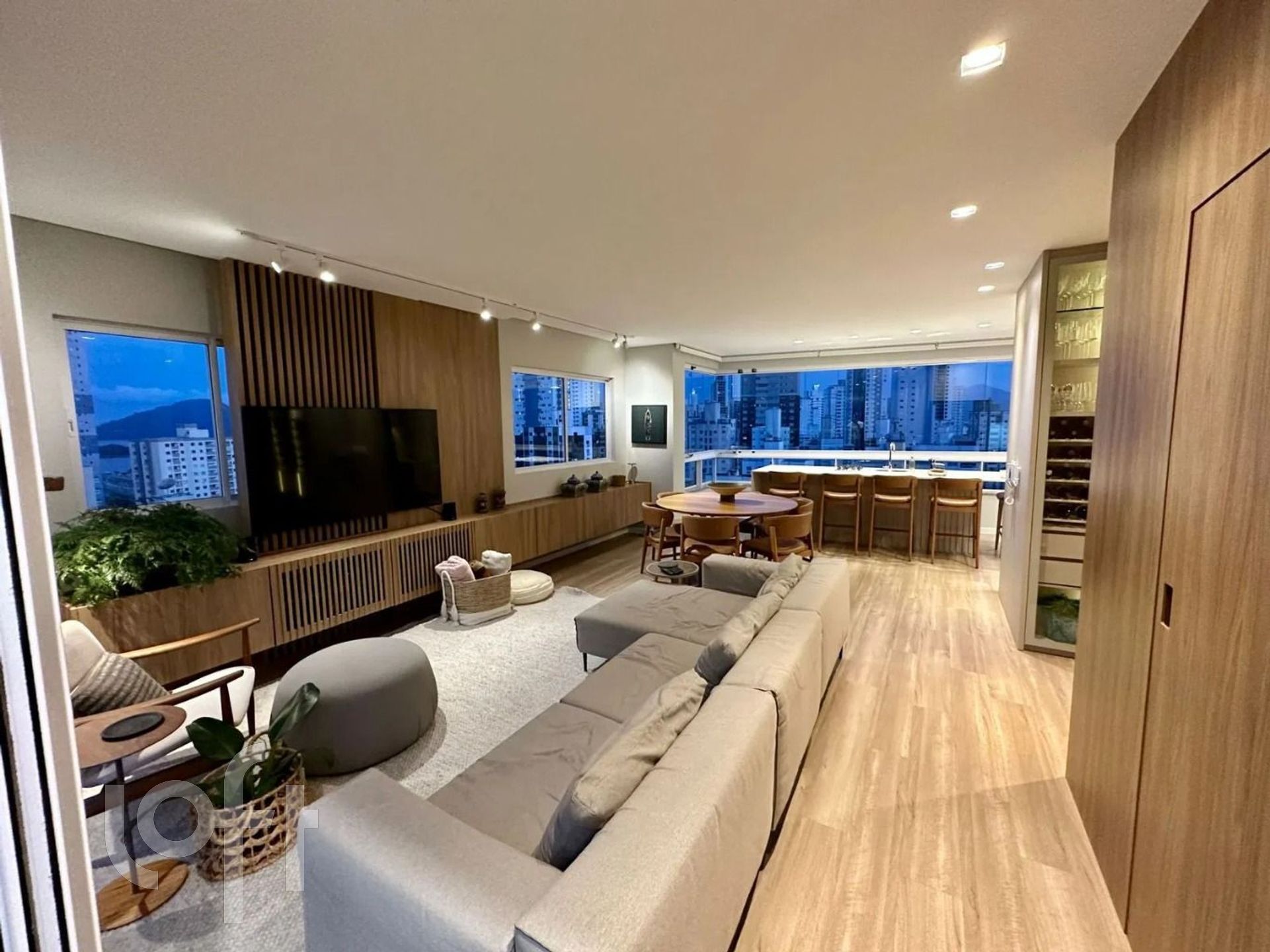 Apartamentos com 240m², 4 quartos, 4 suítes, 3 garagens, no bairro Centro em Balneário Camboriú