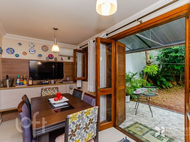 Casa com 225m², 3 dormitórios, 2 suítes, 2 vagas, Chácara das Pedras em Porto Alegre