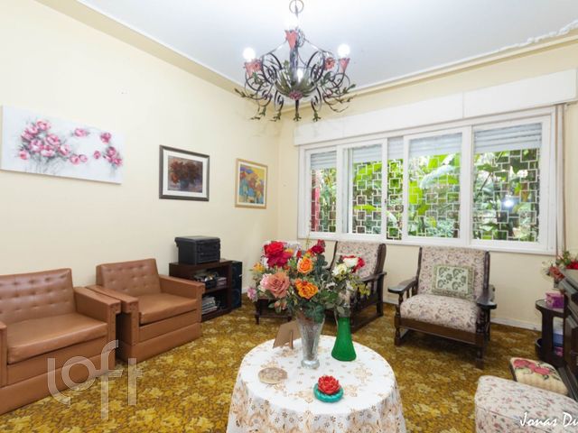 Casa com 300m², 5 dormitórios, 2 suítes, 1 vaga, Petrópolis em Porto Alegre