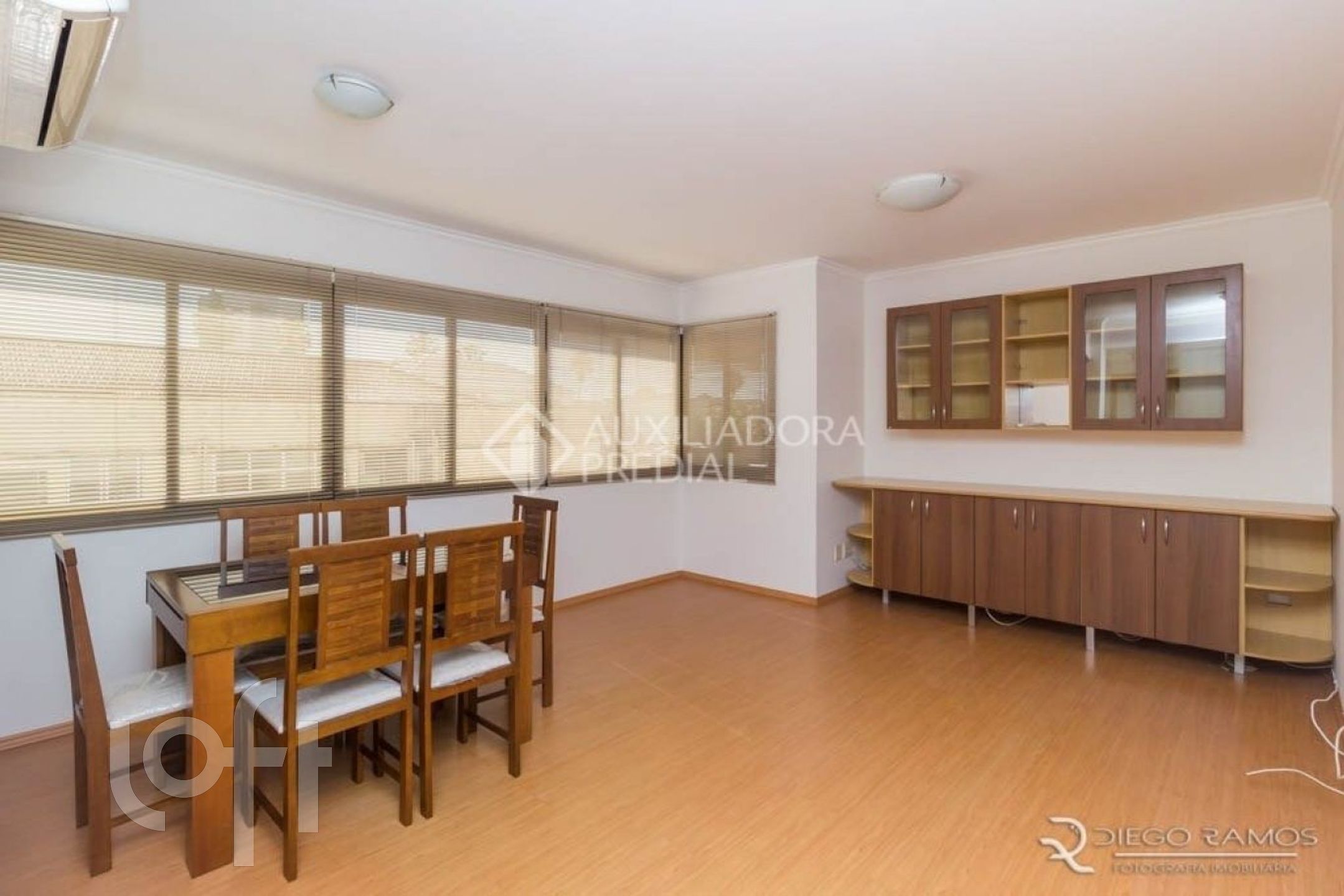 Apartamento com 74m², 2 dormitórios, 1 suíte, 2 vagas, Menino Deus em Porto Alegre