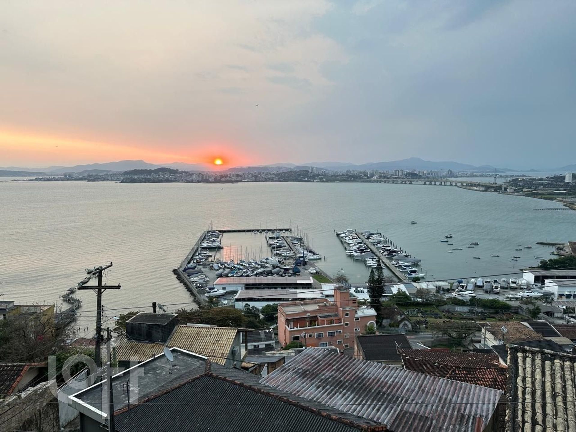 Casa Residencial com 304m², 4 quartos, 2 garagens, no bairro José Mendes em Florianópolis
