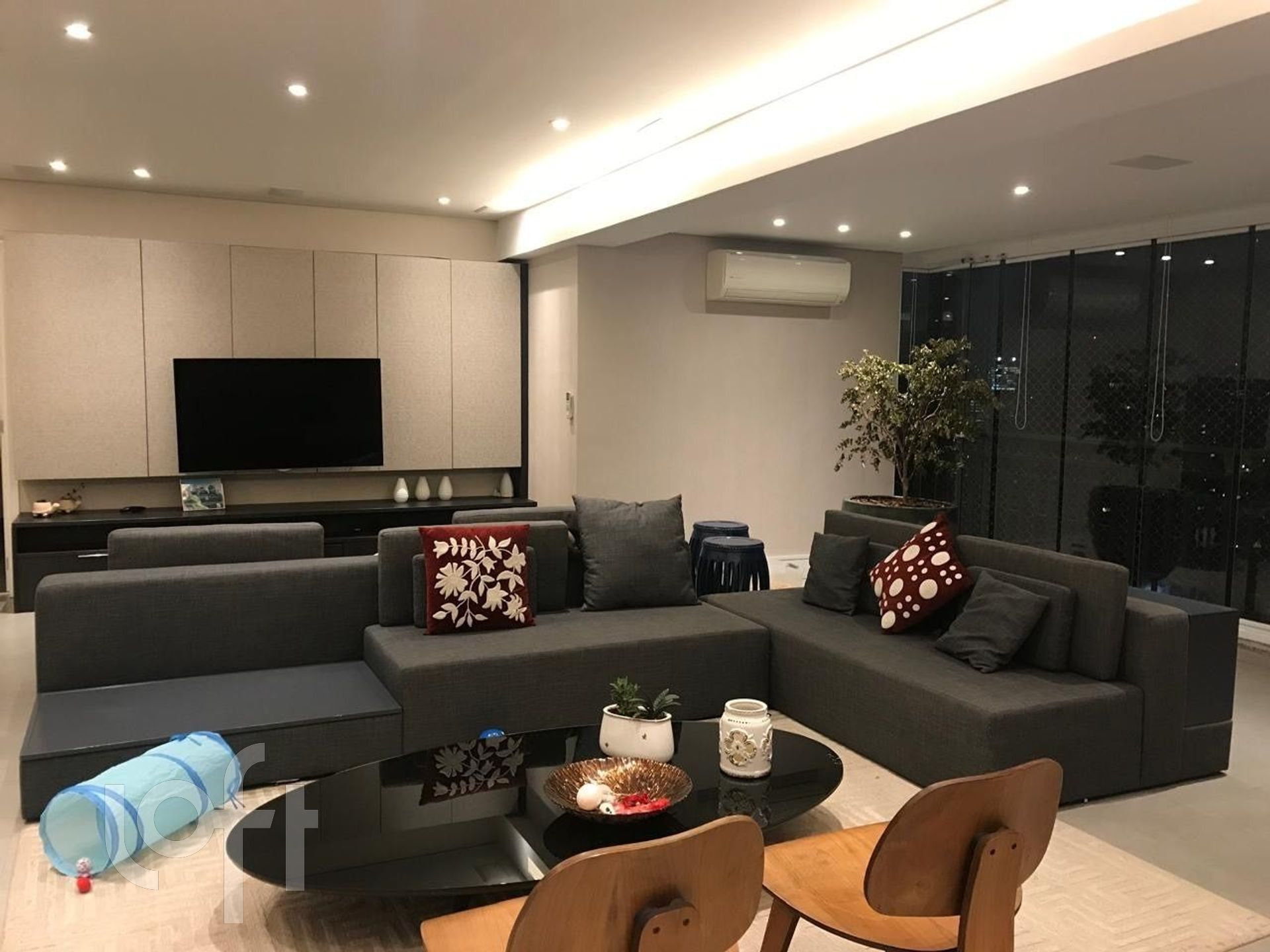 Apartamento à venda com 3 quartos, 156m² - Foto 1