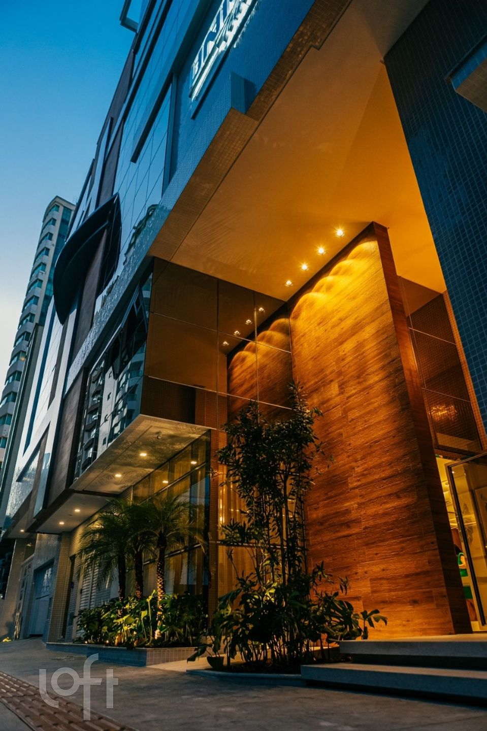 Apartamentos com 118m², 3 quartos, 3 suítes, 2 garagens, no bairro Centro em Balneário Camboriú
