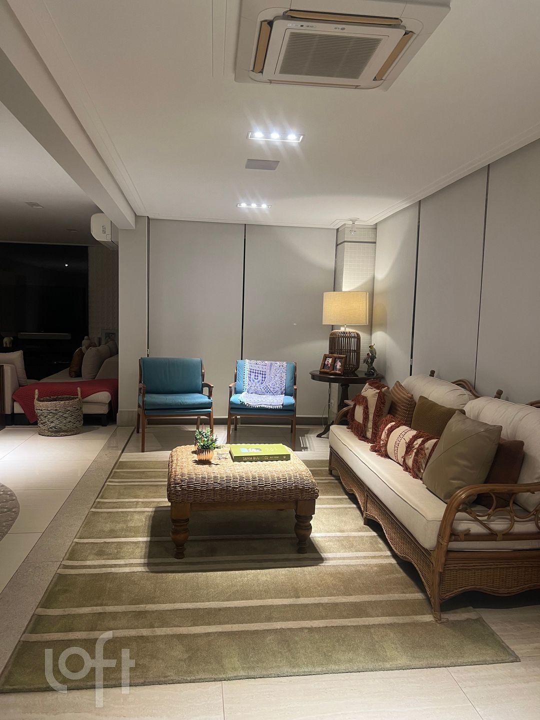 Apartamento à venda com 3 quartos, 232m² - Foto 2