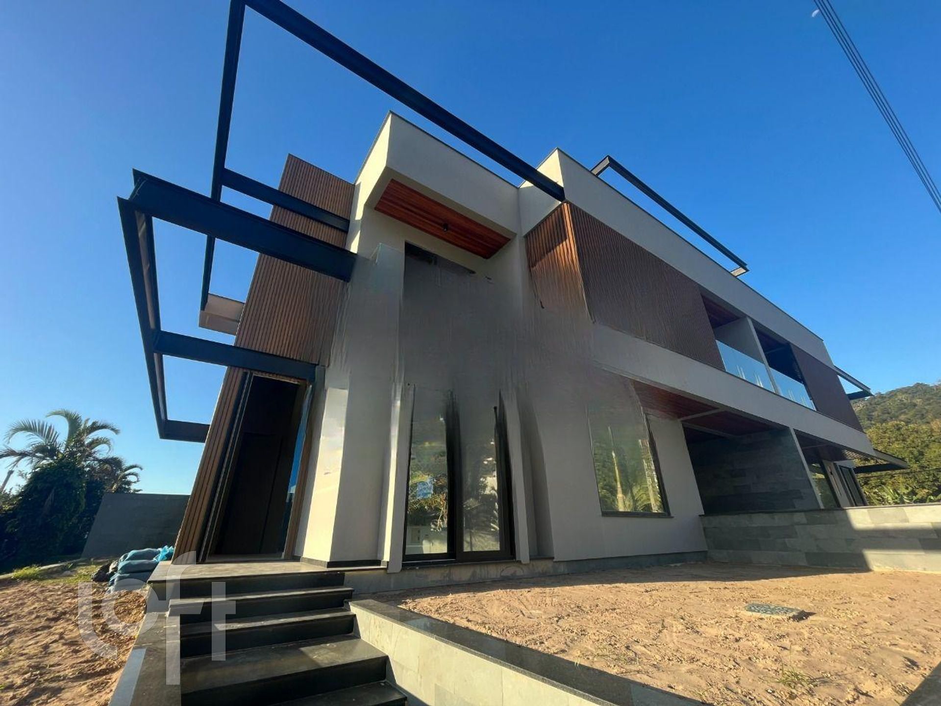 Casa à venda em Jurere Leste com 280 m², 3 quartos, 3 suítes