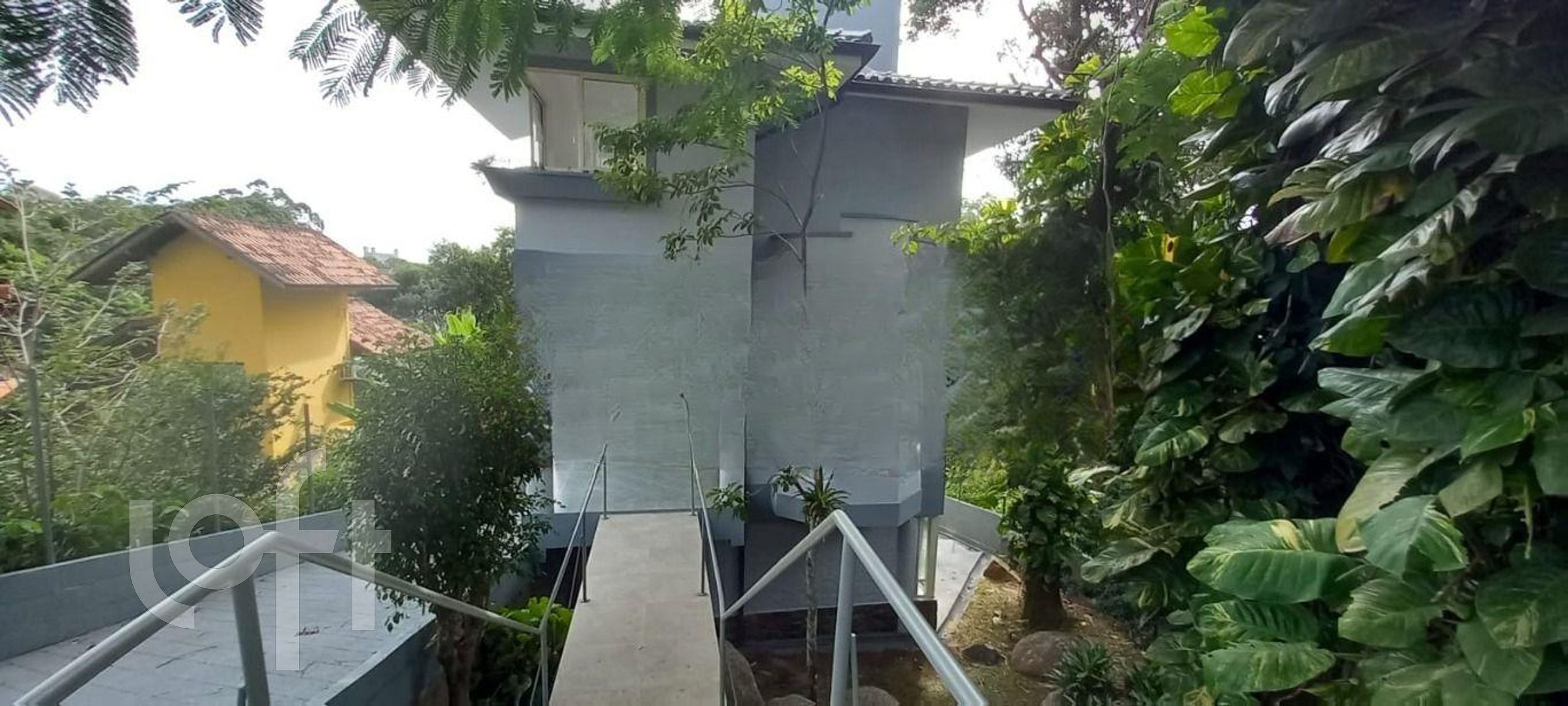 Casa Residencial com 373m², 3 quartos, 1 suíte, 3 garagens, no bairro João Paulo em Florianópolis