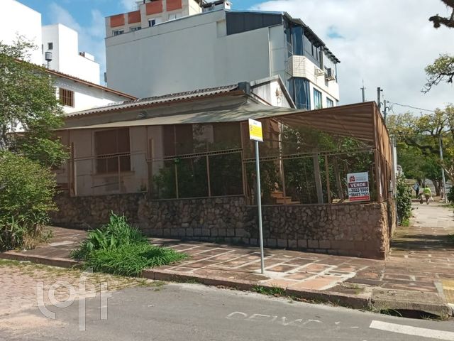 Casa com 140m², 3 dormitórios, 2 vagas, Menino Deus em Porto Alegre