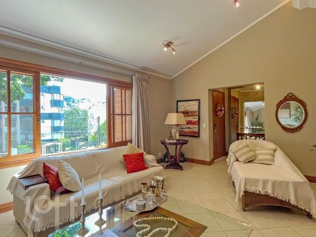 Casa com 313m², 4 dormitórios, 1 suíte, 2 vagas, Chácara das Pedras em Porto Alegre