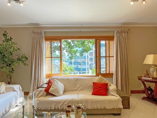 Casa com 313m², 4 dormitórios, 1 suíte, 2 vagas, Chácara das Pedras em Porto Alegre