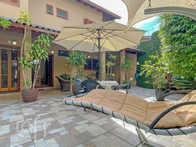 Casa com 313m², 4 dormitórios, 1 suíte, 2 vagas, Chácara das Pedras em Porto Alegre