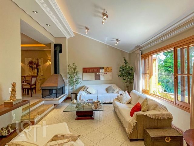 Casa com 313m², 4 dormitórios, 1 suíte, 2 vagas, Chácara das Pedras em Porto Alegre