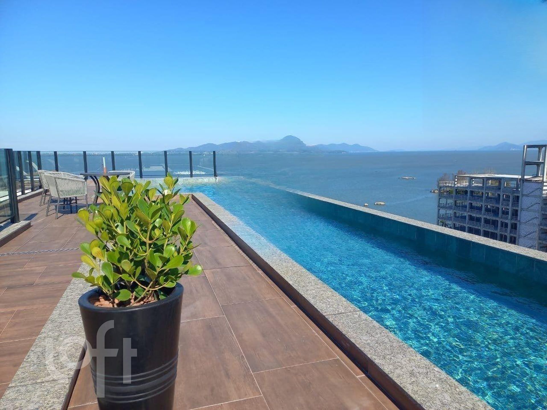 Apartamento à venda em Coqueiros com 75 m², 2 quartos, 1 suíte, 2 vagas