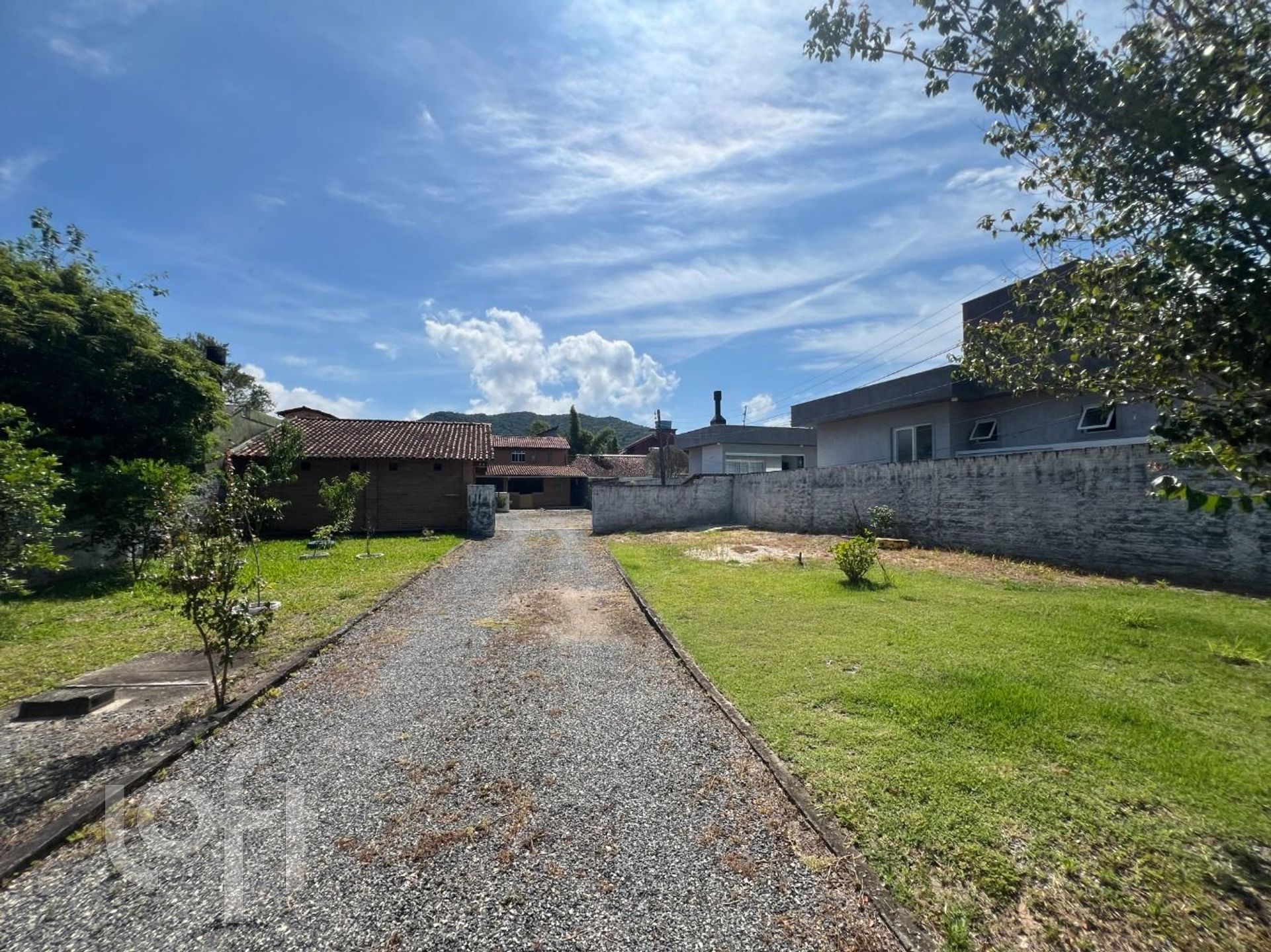 Casa Residencial com 300m², 3 quartos, 2 suítes, 3 garagens, no bairro Campeche Central em Florianópolis