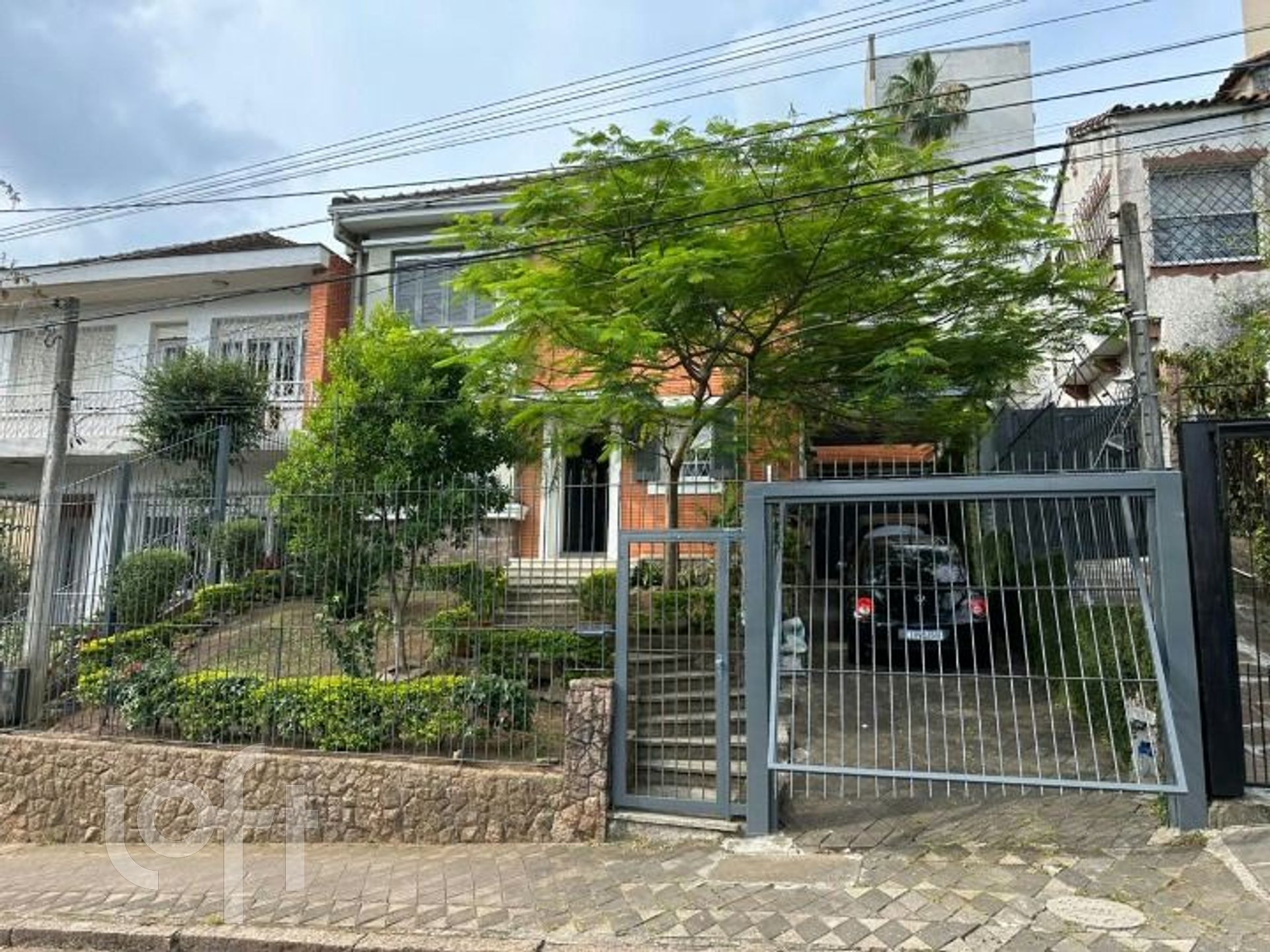 Casa com 377m², 4 dormitórios, 1 suíte, 4 vagas, Petrópolis em Porto Alegre