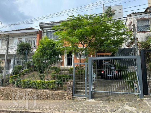 Casa com 377m², 4 dormitórios, 1 suíte, 4 vagas, Petrópolis em Porto Alegre