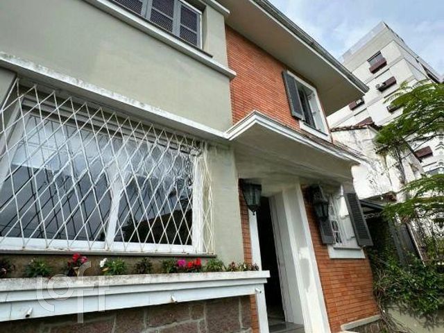 Casa com 377m², 4 dormitórios, 1 suíte, 4 vagas, Petrópolis em Porto Alegre