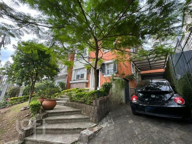 Casa com 377m², 4 dormitórios, 1 suíte, 4 vagas, Petrópolis em Porto Alegre