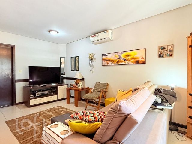 Casa com 248m², 3 dormitórios, 2 vagas, Vila Ipiranga em Porto Alegre