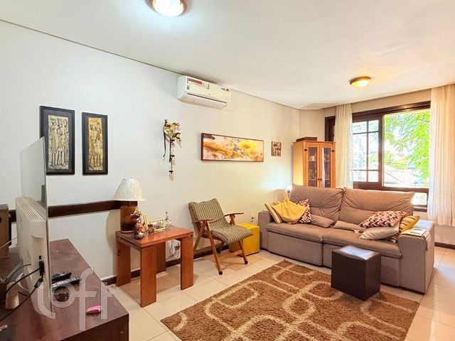 Casa com 248m², 3 dormitórios, 2 vagas, Vila Ipiranga em Porto Alegre