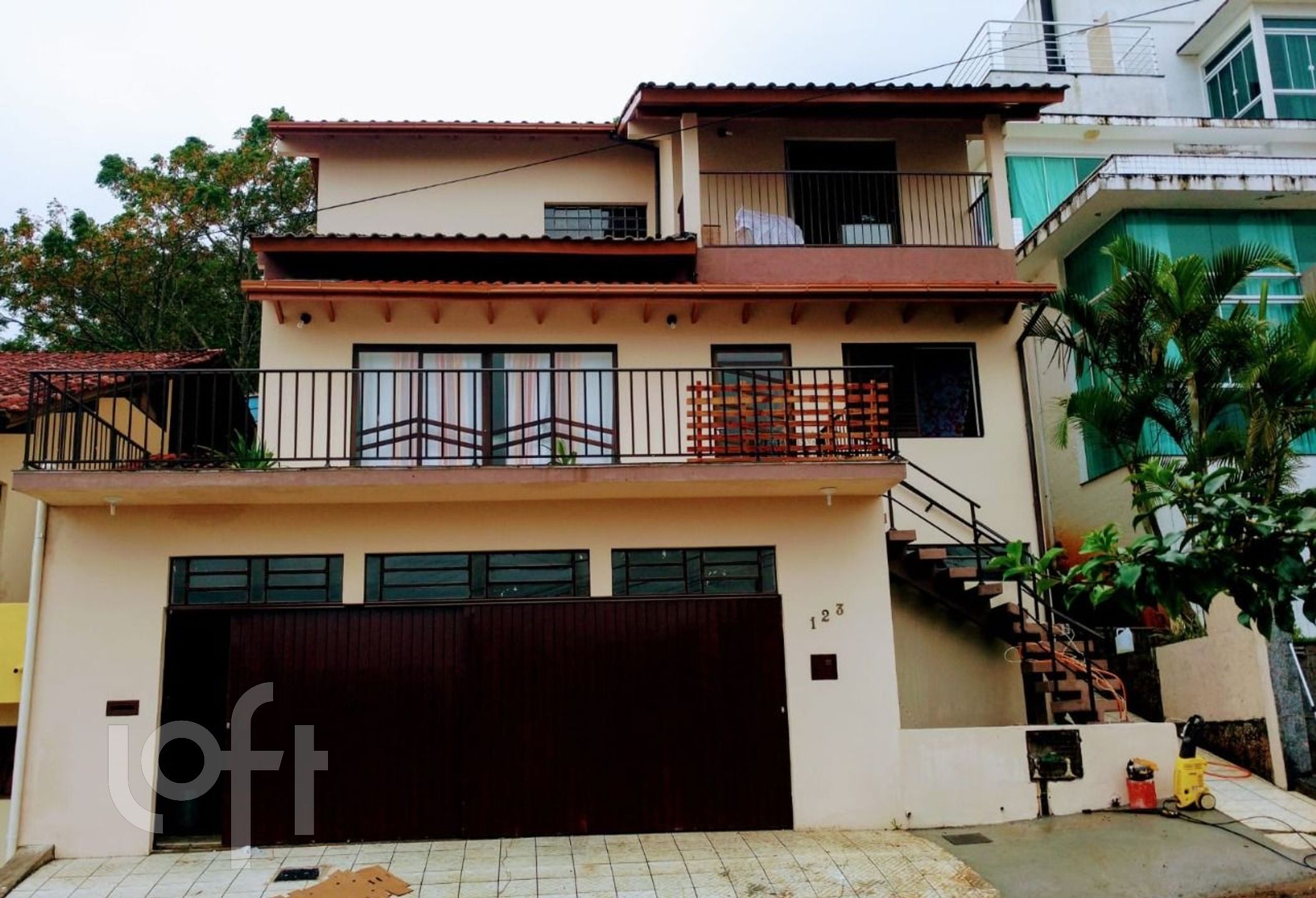 Casa Residencial com 270m², 5 quartos, 1 suíte, 3 garagens, no bairro Itacorubi em Florianópolis
