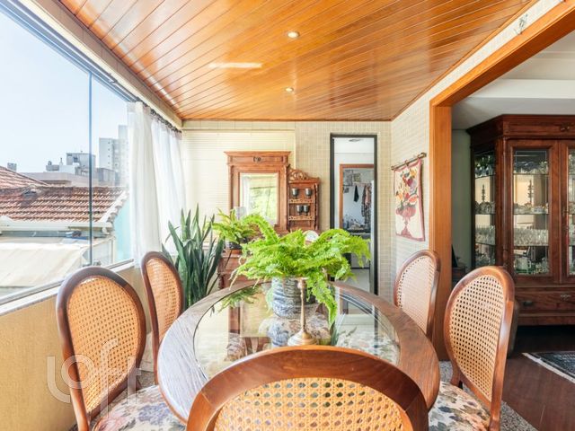 Apartamento com 136m², 3 dormitórios, 1 suíte, 2 vagas, Petrópolis em Porto Alegre