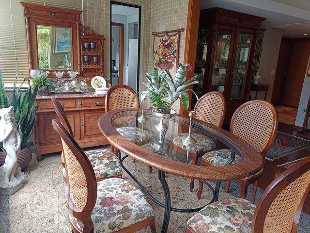 Apartamento com 136m², 3 dormitórios, 1 suíte, 2 vagas, Petrópolis em Porto Alegre