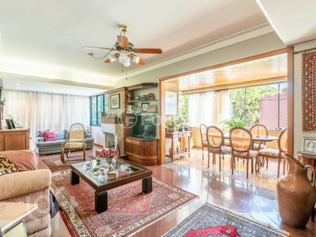 Apartamento com 136m², 3 dormitórios, 1 suíte, 2 vagas, Petrópolis em Porto Alegre