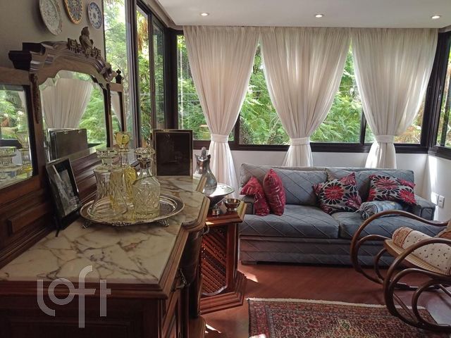 Apartamento com 136m², 3 dormitórios, 1 suíte, 2 vagas, Petrópolis em Porto Alegre