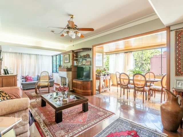 Apartamento com 136m², 3 dormitórios, 1 suíte, 2 vagas, Petrópolis em Porto Alegre