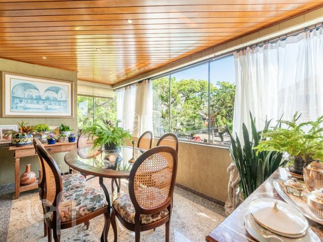 Apartamento com 136m², 3 dormitórios, 1 suíte, 2 vagas, Petrópolis em Porto Alegre
