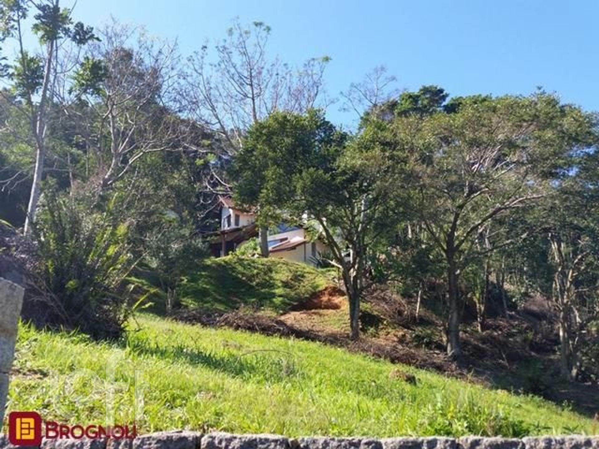 Casa à venda em Sambaqui com 250 m², 3 quartos, 1 suíte, 2 vagas